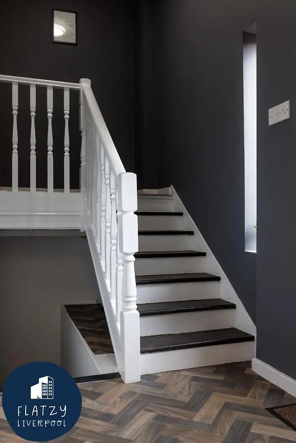 Flatzy - 6 Bed Oasis Close To Football Stadiums Liverpool Holiday home