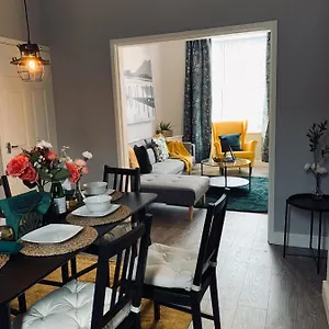 Stylish, Spacious & Luxurious - Parking Holiday home