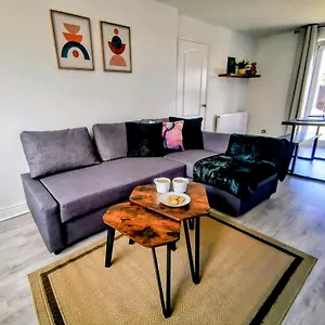 No 7 - Bright, Spacious 3 Bed With Parking & Wifi Holiday home
